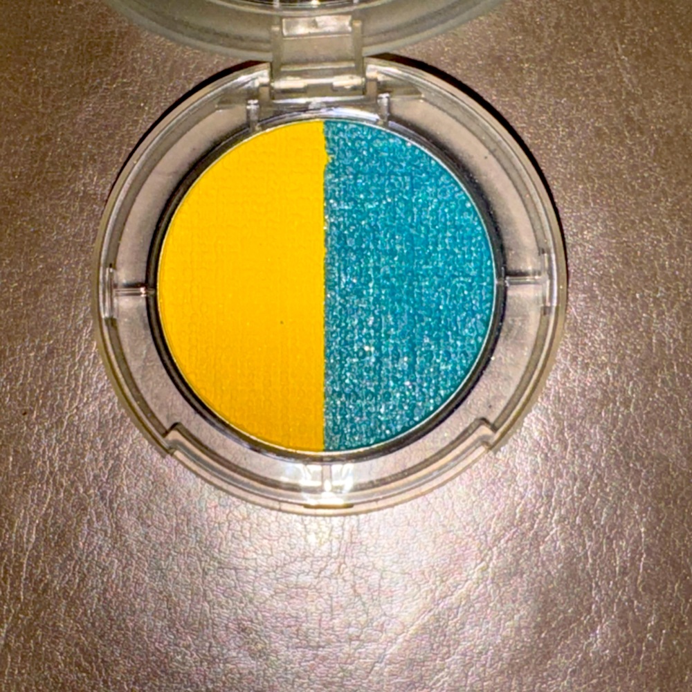 Vibrant Yellow and Teal Eyeshadow Duo
Red earth